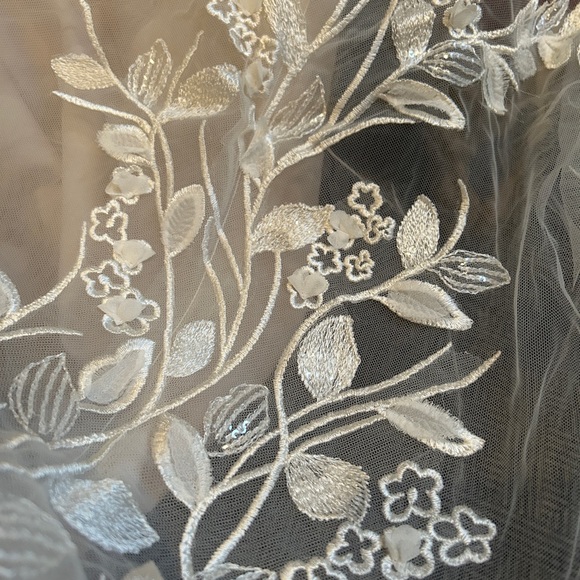 WEDDING DRESS NEVER WORN & NO PREVIOUS ALTERATIONS - Picture 2 of 14